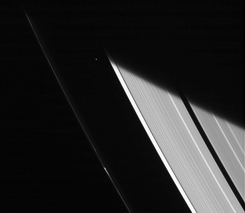 Атлас выходит из тени Сатурна