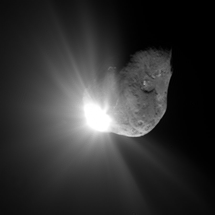 Фотография последствий соударения импактора с ядром кометы