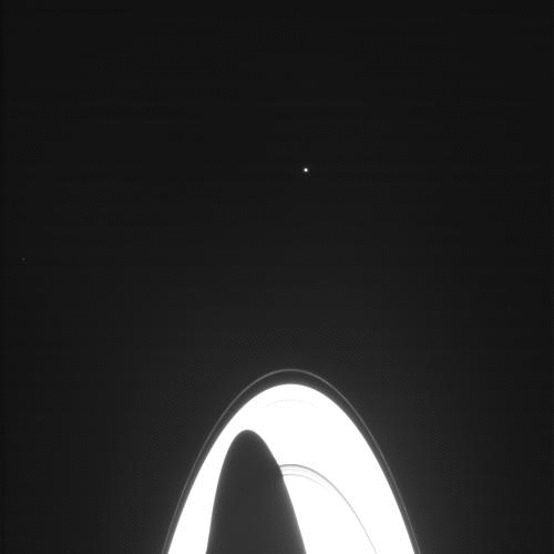Сатурн бросает тень на кольца, видны Янус и Мимас
