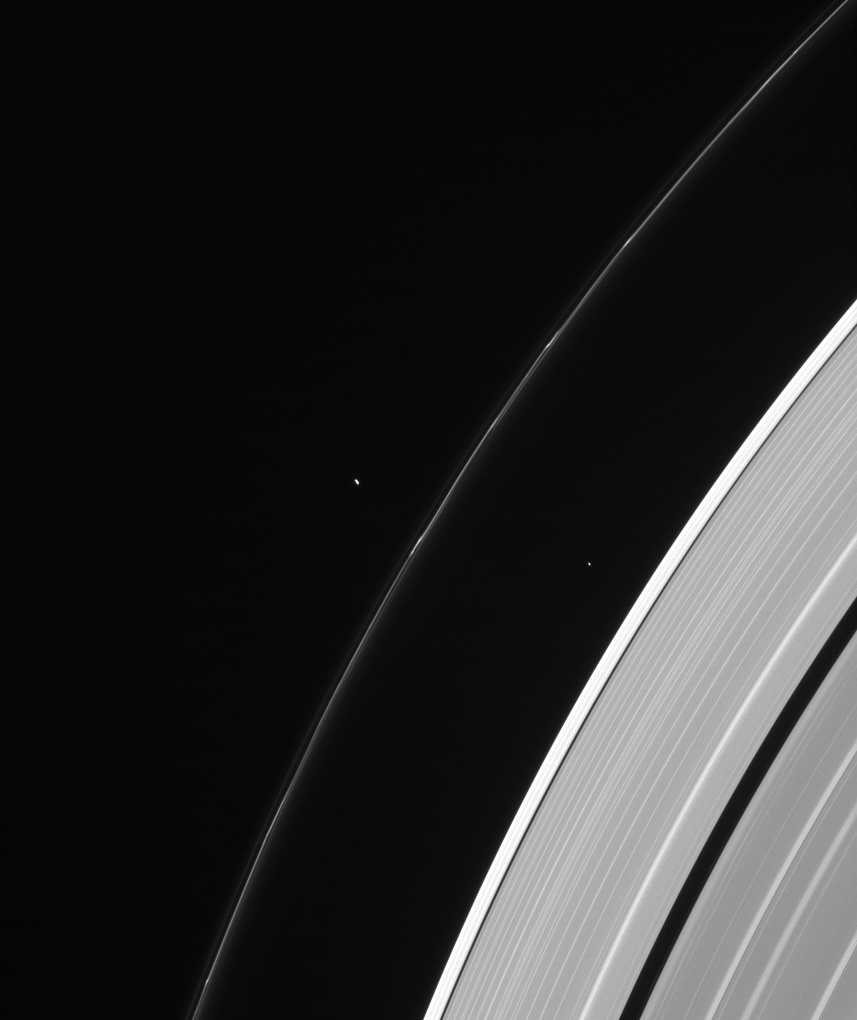Спутники Пандора (слева) и Атлас (справа) и кольцо Сатурна F.