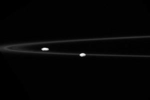 Спутники Сатурна Прометей, Пандора и кольцо F.