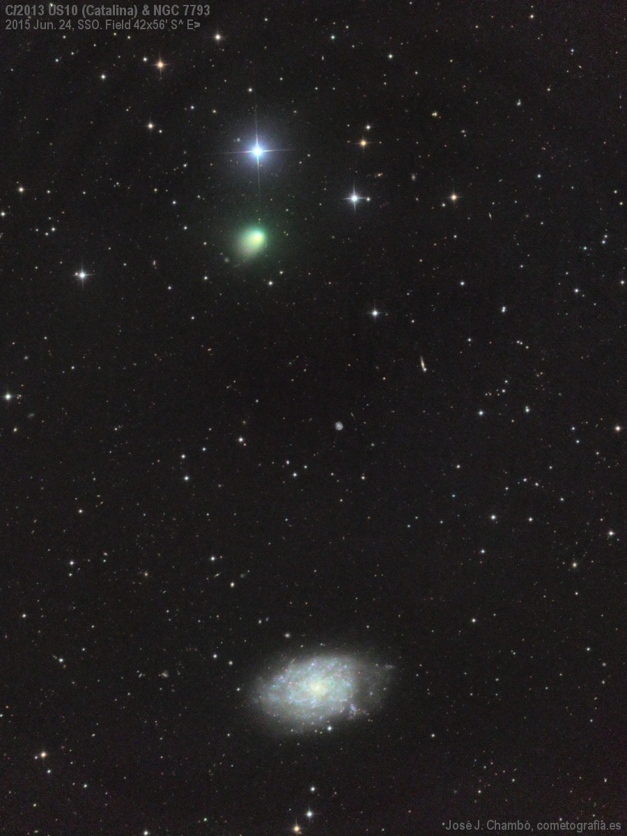 Комета Каталина на фоне галактики NGC 7793