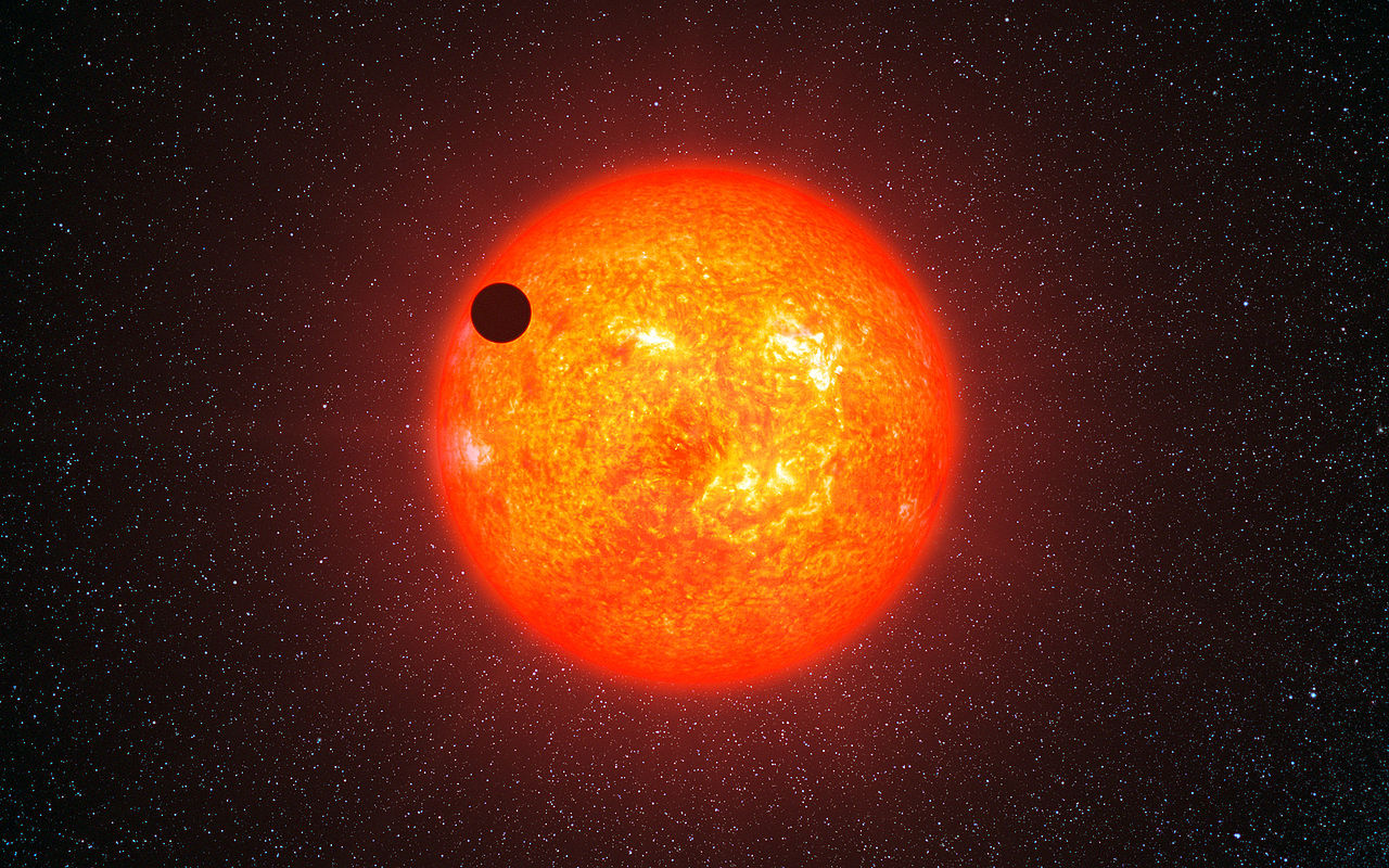 Красный углеродный карлик с гипотетической планетой на орбите