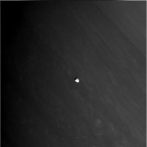 Спутник Сатурна Елена, на фоне его облачного слоя