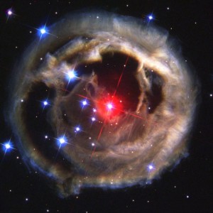 Углеродная звезда и окружающая ее планетарная туманность