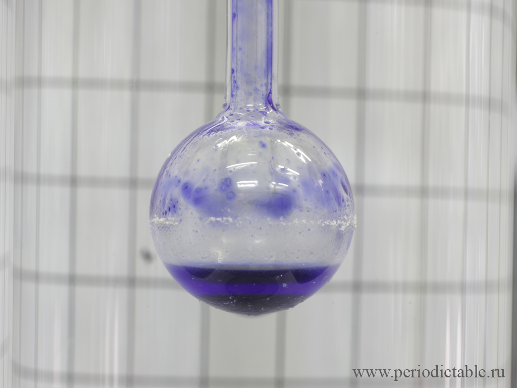 Фиолетовый жидкий озон и синий кислород при температуре ниже –180°C