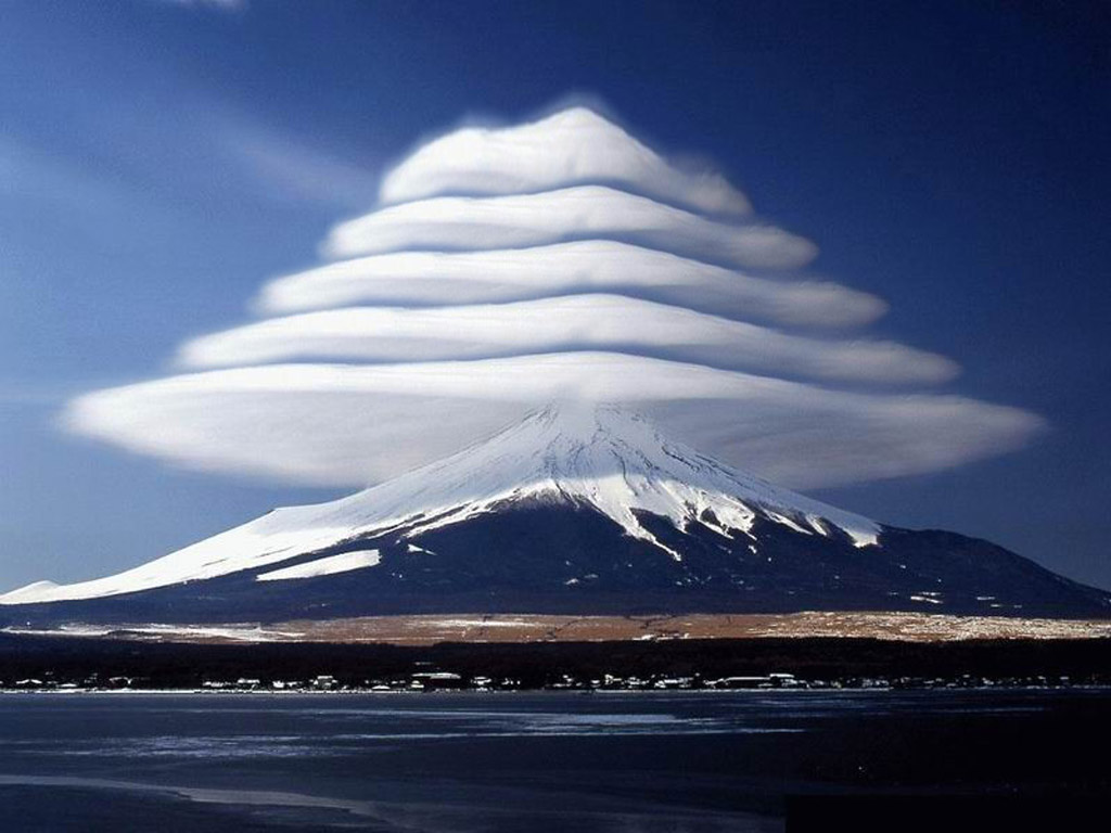 Лентикулярные облака над горой Фудзи, Япония