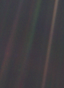 Фото "Pale Blue Dot". Крошечная точка посередине коричневой линии справа — это Земля. 