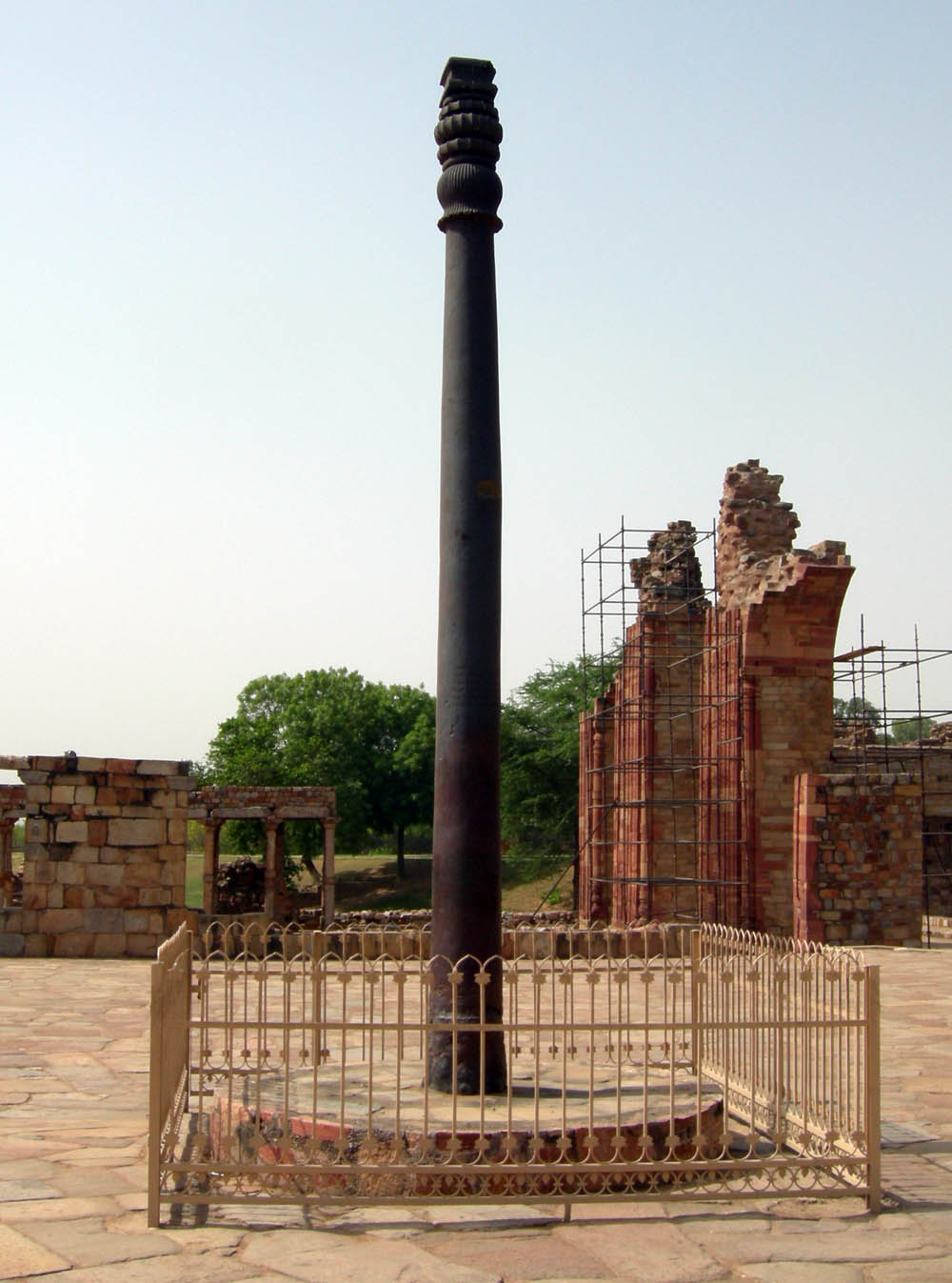 Железная колона в Дели, Индия — уникальный артефакт древних времен.