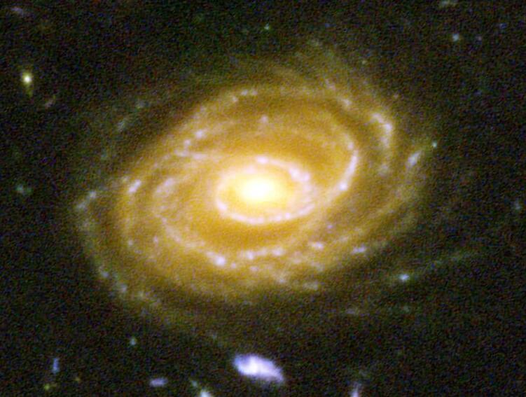 Даже на снимках мощных космических телескопов галактики часто расплывчаты 