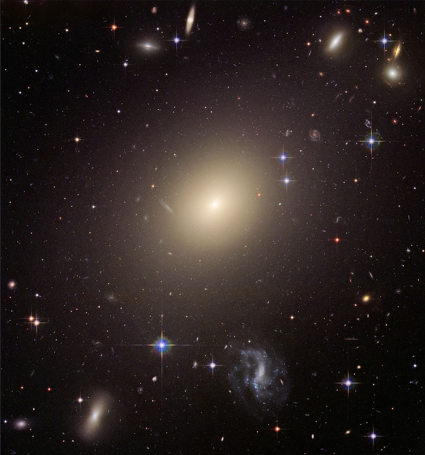 Гигантская эллиптическая галактика ESO 325-G004