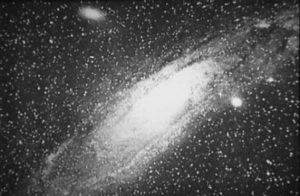 Первый снимок галактики Андромеда. Спутник М110 виден в верхней части, М32 — справа.