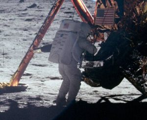 Нил Армстронг ступает на поверхность Луны