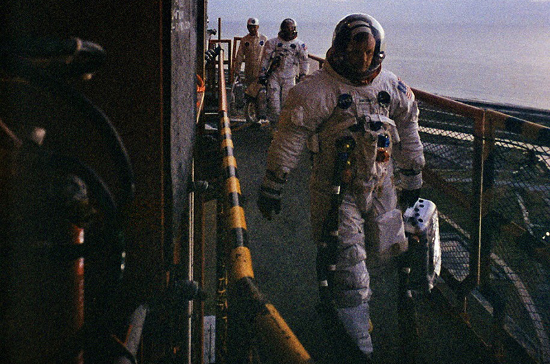 Нил Армстронг перед посадкой в кабину корабля