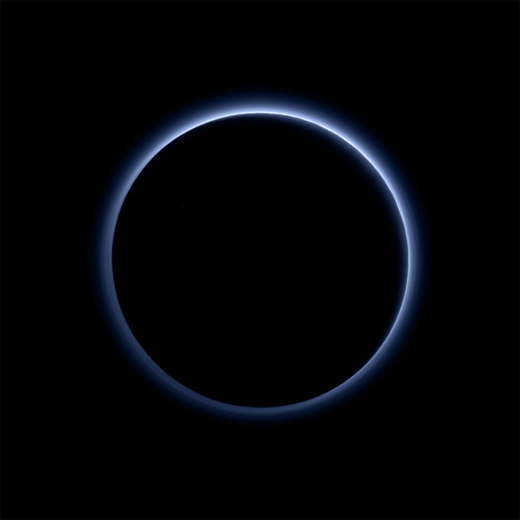 Рассеивание синего цвета атмосферой Плутона, по данным мультиспектральной камеры MVIC, снимок зонда Новые Горизонты.
