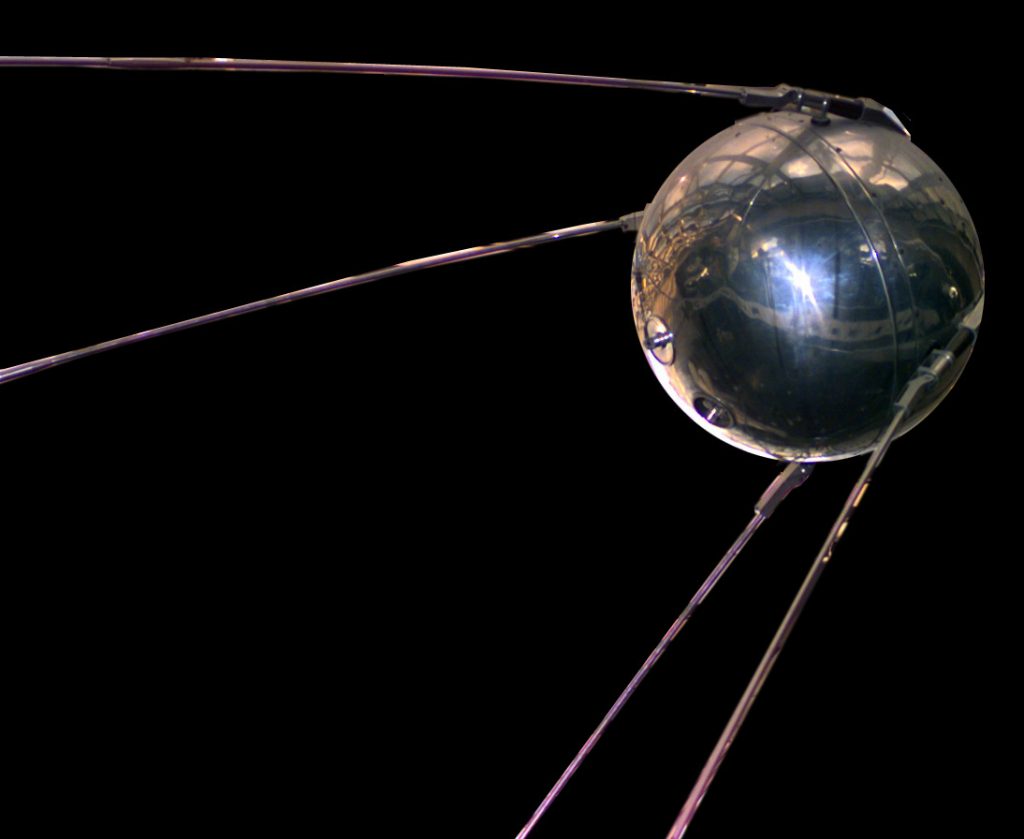 Фотография первого в мире искусственного спутника Земли