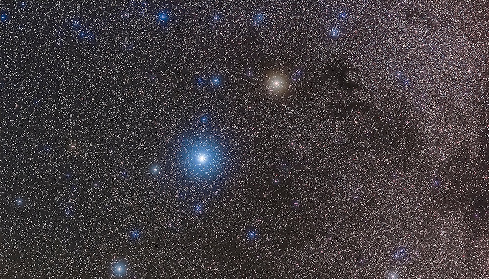 Звезды Альтаир (голубая) и Таразед (желтая)
