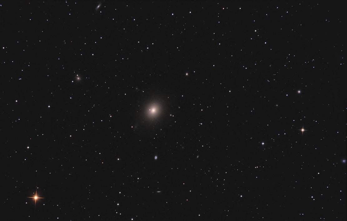 Эллиптическая галактика M49 (в центре) - 22 апреля 2009 г