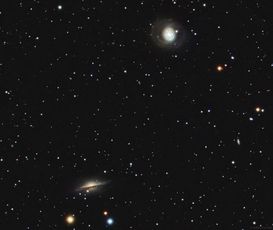 Спиральные галактики M77 (справа вверху) и NGC 1055 (слева внизу)