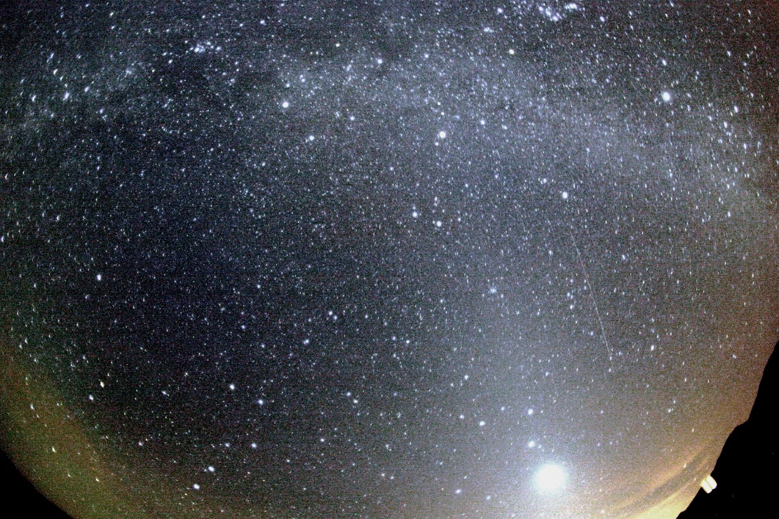 Метеорит Орионида пролетает по небу ниже Млечного пути и справа от Венеры
