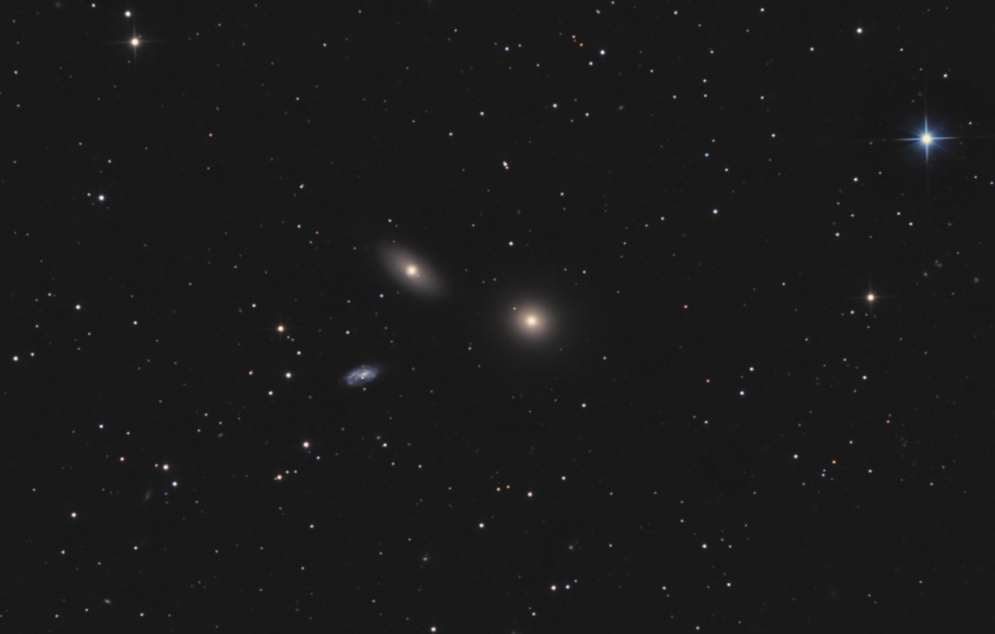 Галактики M105, NGC 3384 (верхняя), MGC 3373 (нижняя)
