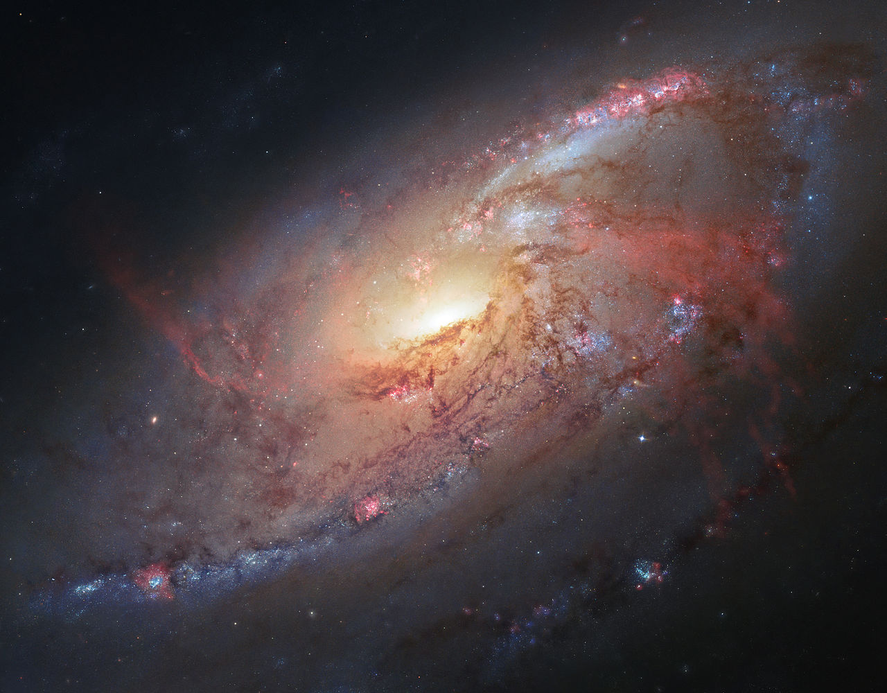 Фото галактики Мессье 106 с телескопа Хаббл