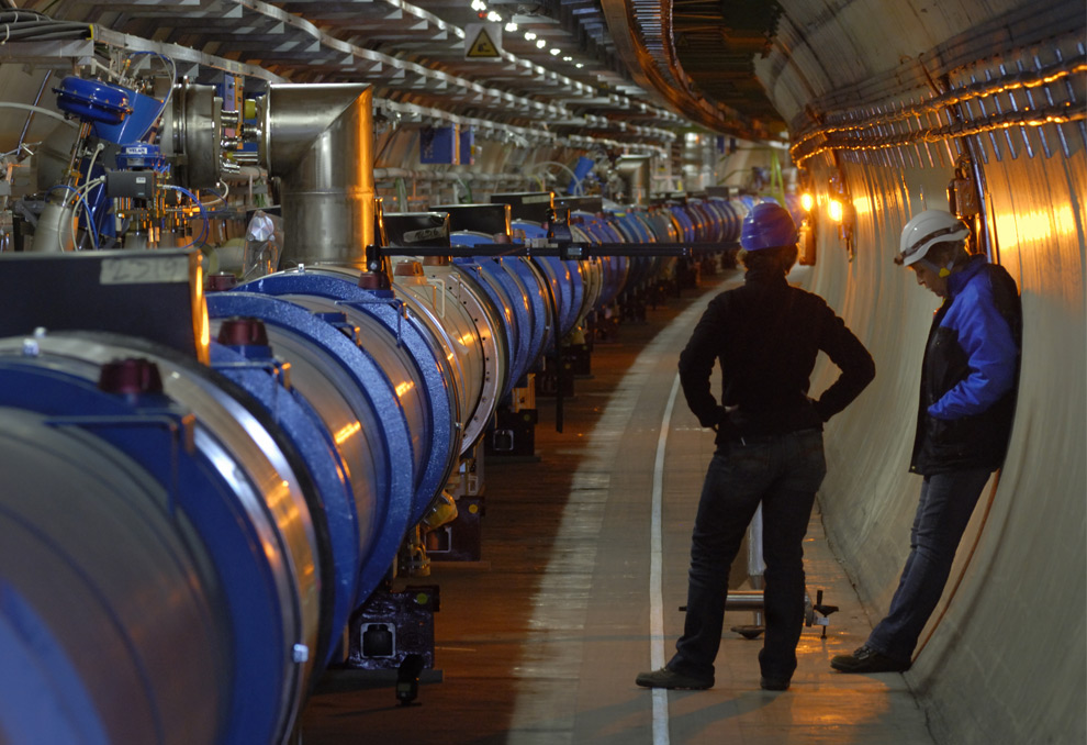 Сотрудники ЦЕРНа в тоннеле коллайдера