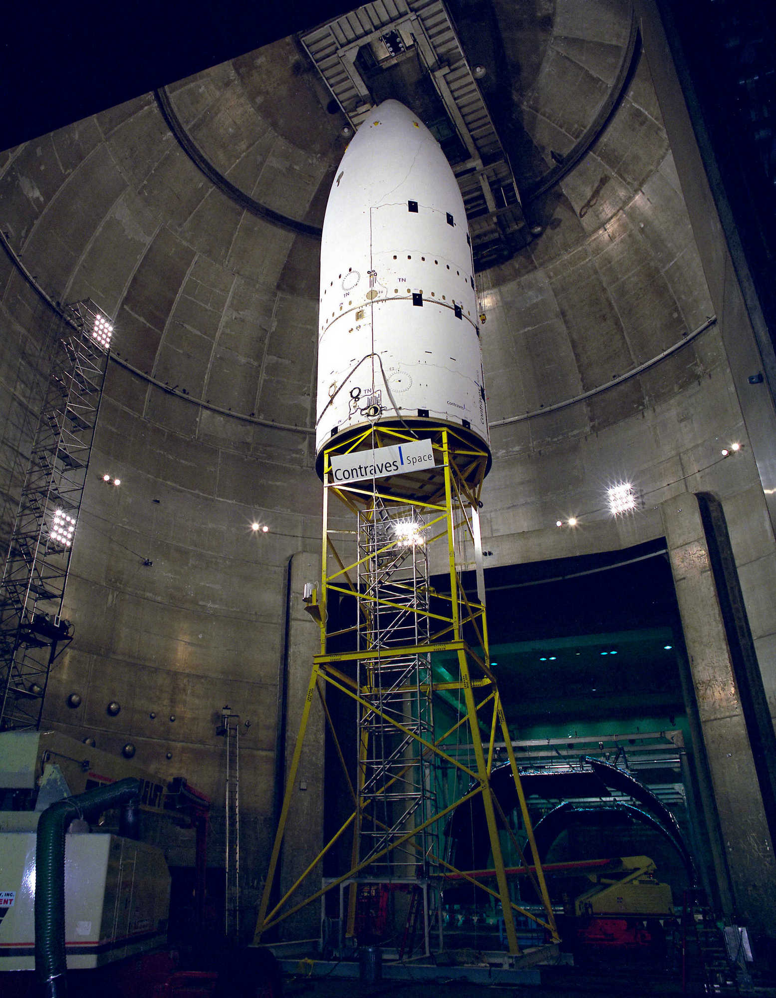 Головной обтекатель Ариан-5 (5,4 м в диаметре) на тестах в вакуумной камере NASA