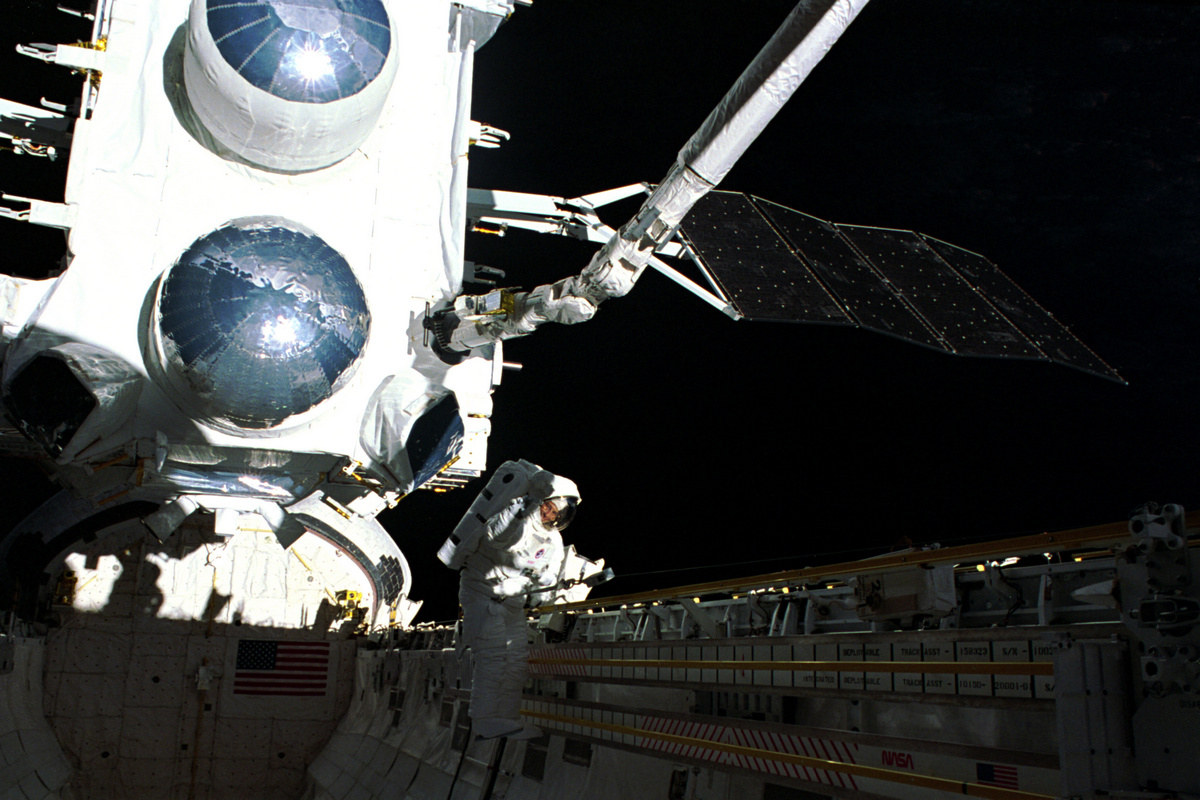 Астронавт Эпт Джером выходит в открытый космос из шаттла "Атлантис" чтобы развернуть заклинившую антенну обсерватории Комптона