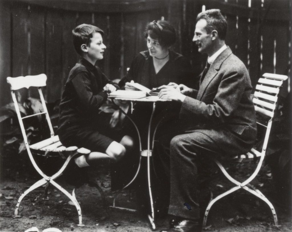Ханс Бете, в возрасте 12 лет, вместе со своими родителями
