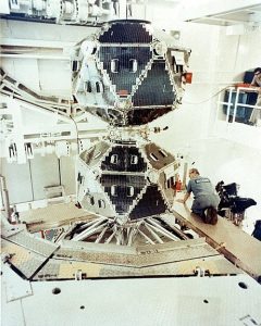 Пара спутников Vela в ходе подготовки их к запуску