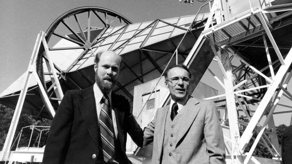 Роберт Вильсон (слева) и Арно Пензиас на фоне антенны, с помощью которой они открыли реликтовое излучение, после присуждения Нобелевской премии в 1978 году.