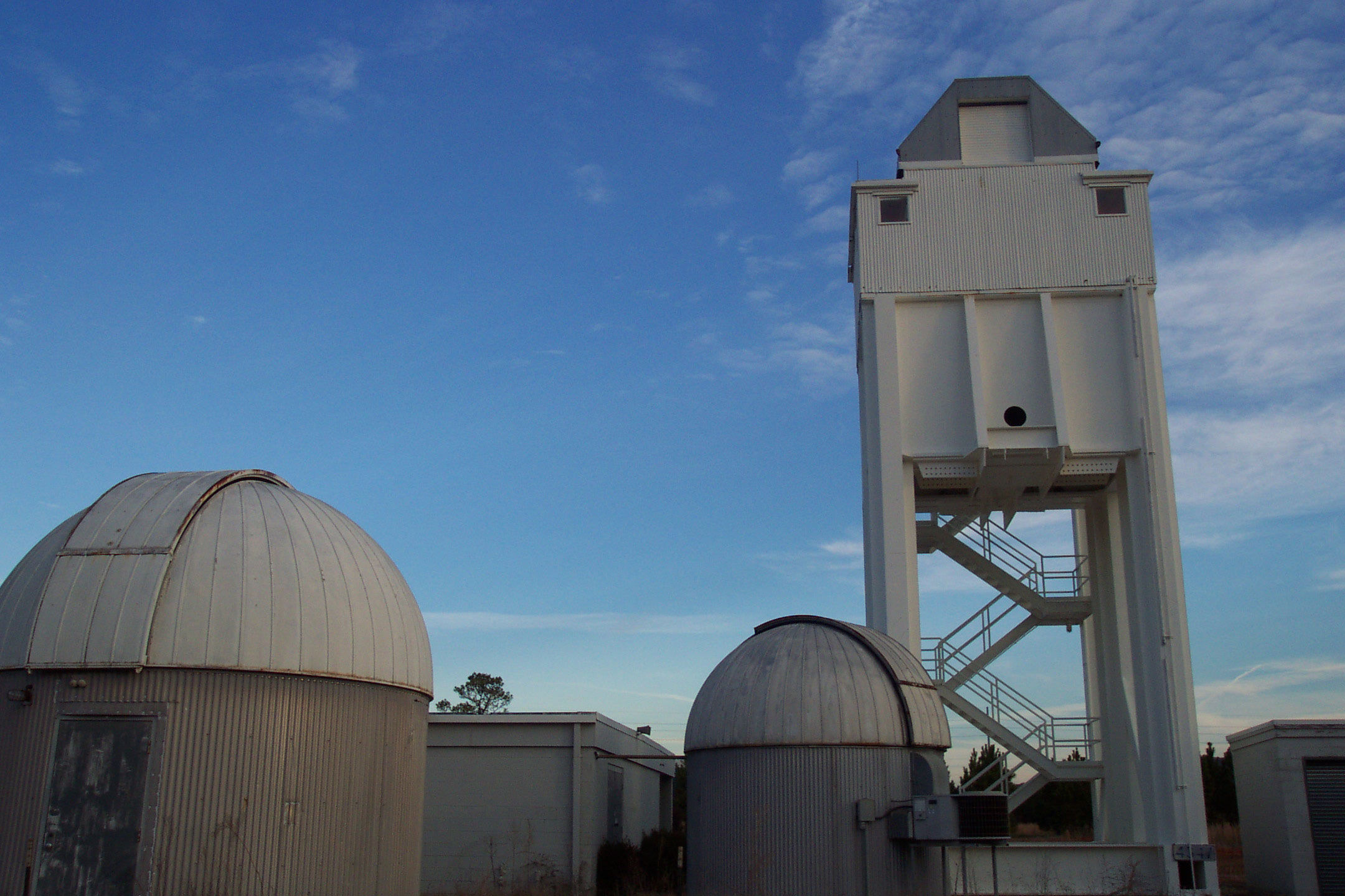 36-сантиметровый телескоп Шмидта-Кассегрена (расположенный в 15-метровой башне) автоматизированной лунной и метеорной обсерватории (Automated Lunar and Meteor Observatory или ALaMO)