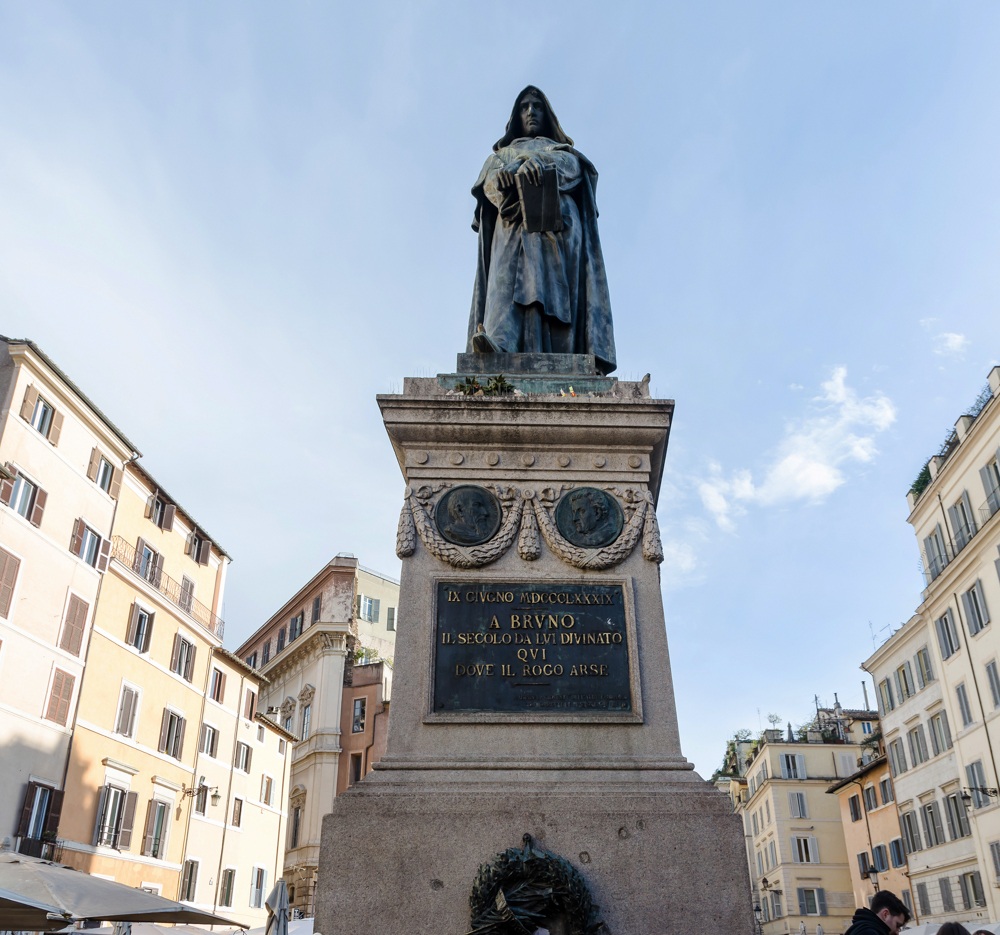 Памятник Джордано Бруно в Риме на Кампо деи Фиори, месте где его казнили