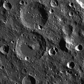 Кратер Ливитт в центре снимка, над ним сателлитный кратер