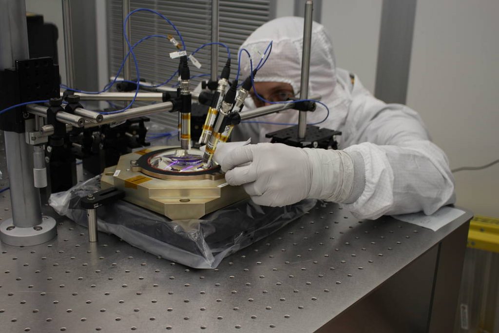 Специалист по оптике Грег Балонек готовит к полетам объектив TESS для модального тестирования в лаборатории MIT Lincoln