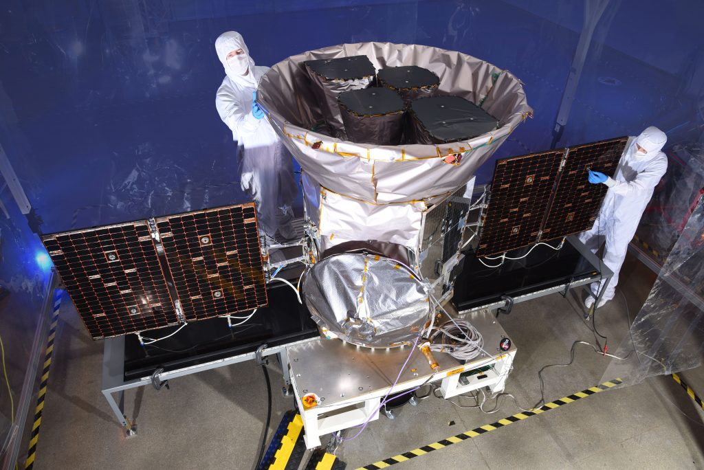Инженеры заканчивают сборку телескопа TESS