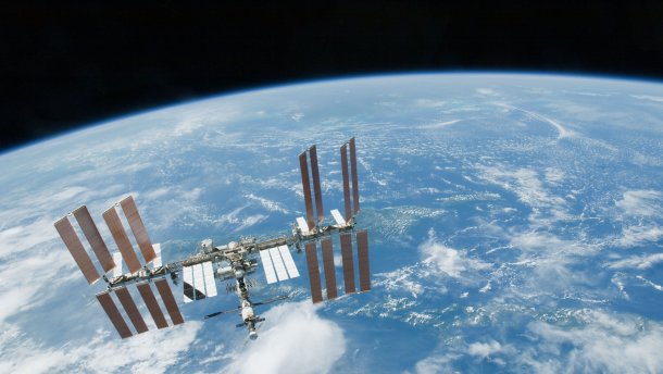 Ещё один снимок МКС, сделанный с подлетающего к этой станции космического корабля