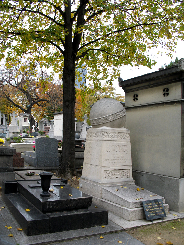 Гробница Леверье на кладбище Монпарнас в Париже