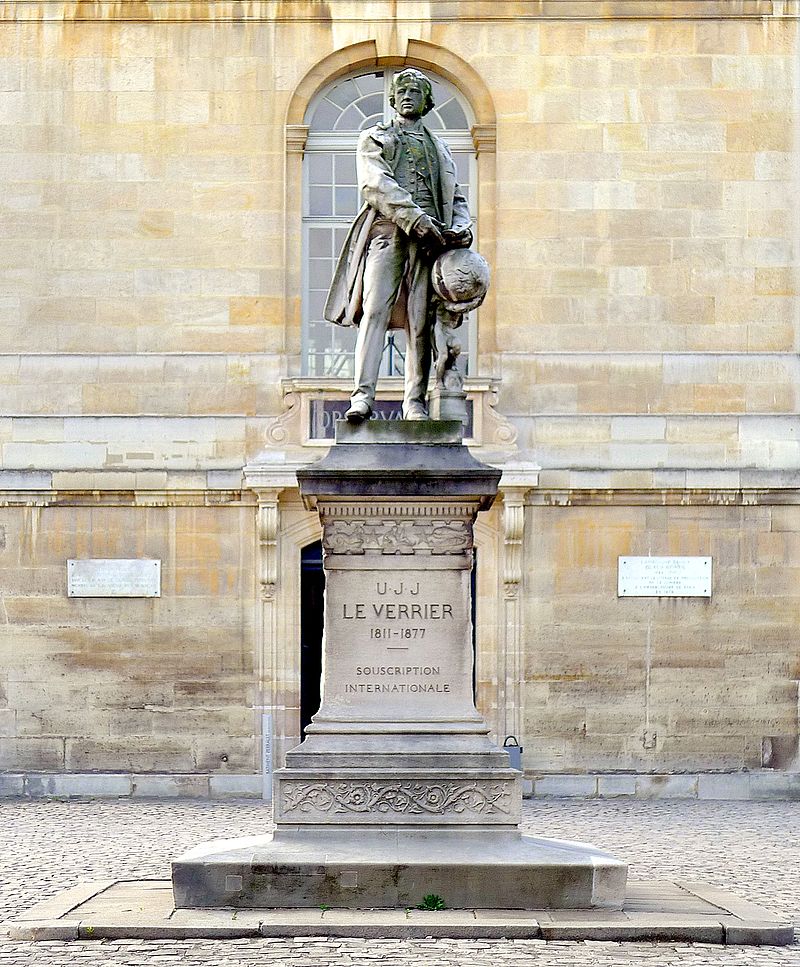Памятник Леверье у Парижской обсерватории