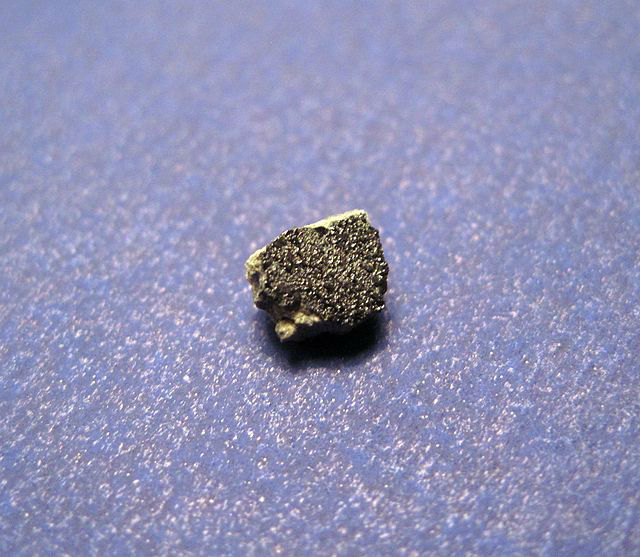 Снимок метеорита Тиссинт, содержащего углеродные вкрапления