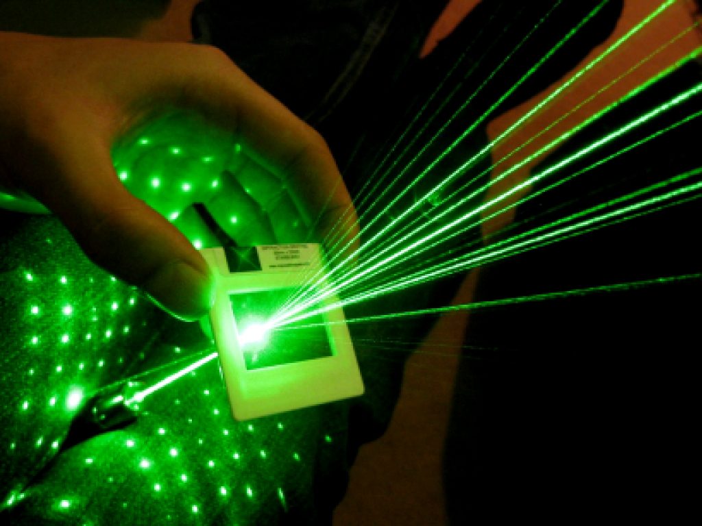Дифракционная решетка на лазер