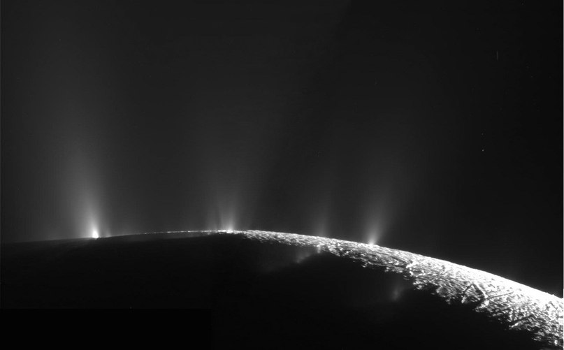 Реальная фотография зонда Кассини - бьющие водяные фонтаны с поверхности спутника