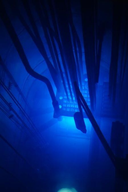 Черенковское излучение в ядерном реакторе