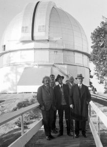 Хаббл и коллеги у обсерватории Маунт-Вилсон. Куполообразная крыша могла раздвигаться и телескоп мог «наблюдать» за ночным небом.
