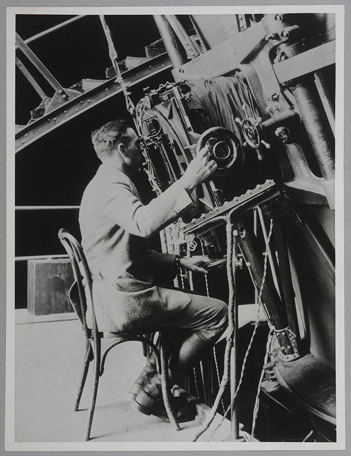 Эдвин Хаббл за работой, 1937 г.