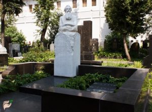Могила О. Ю. Шмидта на Новодевичьем кладбище в Москве