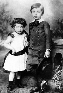 Альберт Эйнштейн и его сестра Майя, 1884 г.